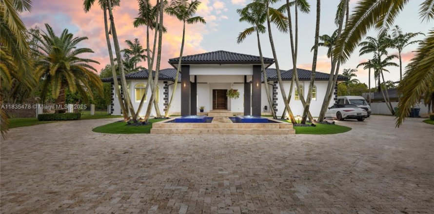 House in Miami, Florida 4 bedrooms, 449 sq.m. № 1819860