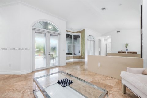 House in Miami, Florida 4 bedrooms, 449 sq.m. № 1819860 - photo 18