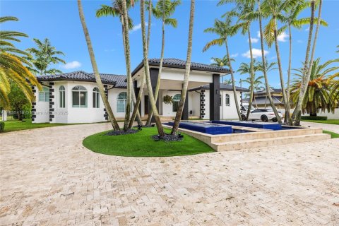 House in Miami, Florida 4 bedrooms, 449 sq.m. № 1819860 - photo 8