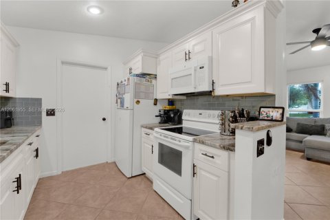 House in Port St. Lucie, Florida 3 bedrooms, 86.96 sq.m. № 2191331 - photo 8