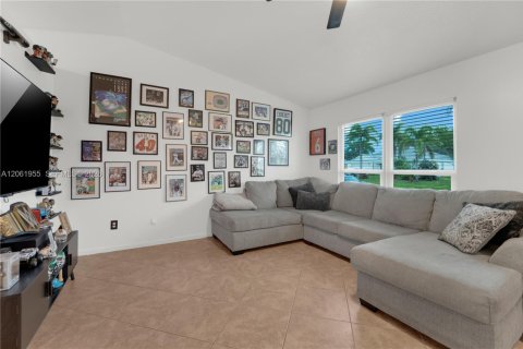 House in Port St. Lucie, Florida 3 bedrooms, 86.96 sq.m. № 2191331 - photo 3