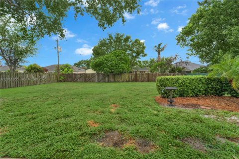 House in Port St. Lucie, Florida 3 bedrooms, 86.96 sq.m. № 2191331 - photo 18