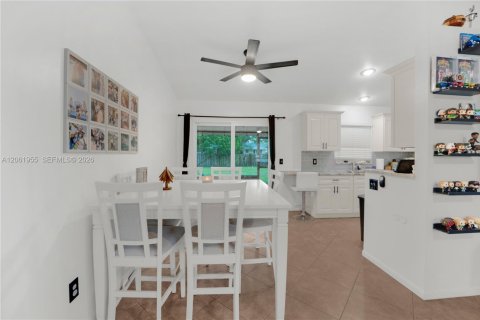 House in Port St. Lucie, Florida 3 bedrooms, 86.96 sq.m. № 2191331 - photo 6