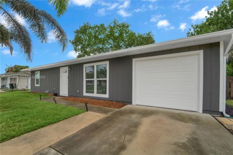 House in Port St. Lucie, Florida 3 bedrooms, 86.96 sq.m. № 2191331 - photo 2