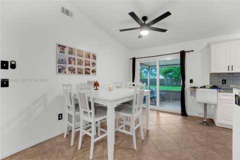 House in Port St. Lucie, Florida 3 bedrooms, 86.96 sq.m. № 2191331 - photo 5