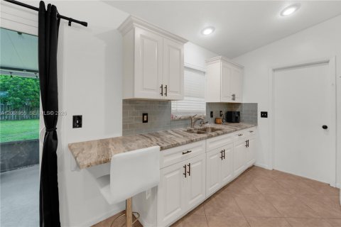 House in Port St. Lucie, Florida 3 bedrooms, 86.96 sq.m. № 2191331 - photo 7