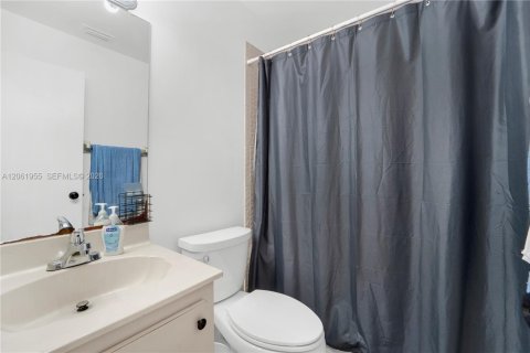 House in Port St. Lucie, Florida 3 bedrooms, 86.96 sq.m. № 2191331 - photo 11