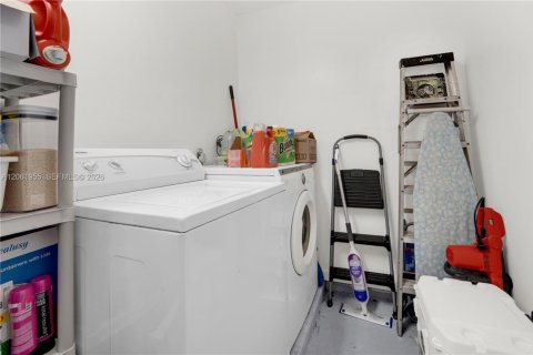House in Port St. Lucie, Florida 3 bedrooms, 86.96 sq.m. № 2191331 - photo 15