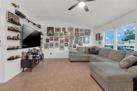 House in Port St. Lucie, Florida 3 bedrooms, 86.96 sq.m. № 2191331 - photo 4