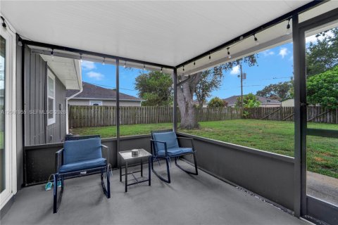 House in Port St. Lucie, Florida 3 bedrooms, 86.96 sq.m. № 2191331 - photo 17