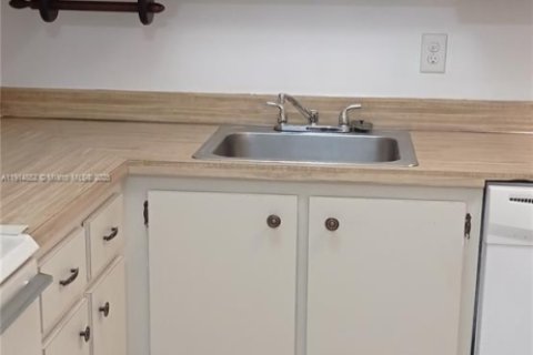 Condominio en alquiler en Miami, Florida, 1 dormitorio, 70.61 m2 № 1972254 - foto 11