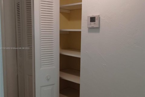 Condominio en alquiler en Miami, Florida, 1 dormitorio, 70.61 m2 № 1972254 - foto 7