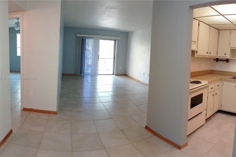 Condominio en alquiler en Miami, Florida, 1 dormitorio, 70.61 m2 № 1972254 - foto 1