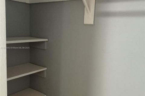 Condominio en alquiler en Miami, Florida, 1 dormitorio, 70.61 m2 № 1972254 - foto 8