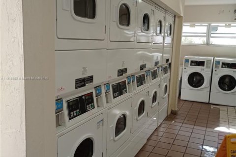 Condominio en alquiler en Miami, Florida, 1 dormitorio, 70.61 m2 № 1972254 - foto 14