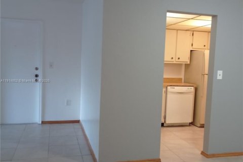 Condominio en alquiler en Miami, Florida, 1 dormitorio, 70.61 m2 № 1972254 - foto 2
