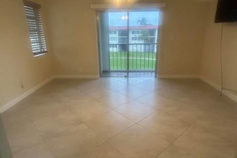 Condo in Pembroke Pines, Florida, 2 bedrooms  № 2394742 - photo 12
