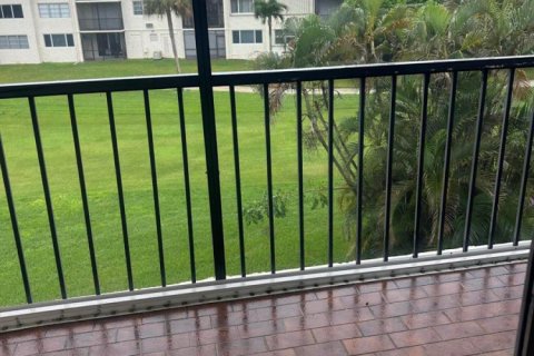 Condo in Pembroke Pines, Florida, 2 bedrooms  № 2394742 - photo 10