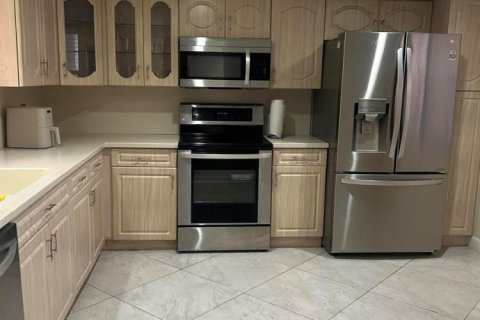 Condo in Pembroke Pines, Florida, 2 bedrooms  № 2394742 - photo 4