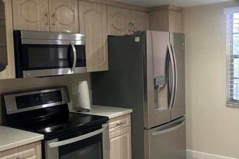 Condo in Pembroke Pines, Florida, 2 bedrooms  № 2394742 - photo 2