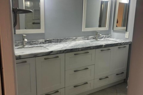 Condo in Pembroke Pines, Florida, 2 bedrooms  № 2394742 - photo 14