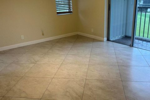 Condo in Pembroke Pines, Florida, 2 bedrooms  № 2394742 - photo 11