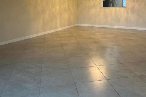 Condo in Pembroke Pines, Florida, 2 bedrooms  № 2394742 - photo 8