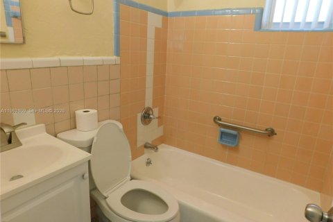 Villa ou maison à louer à Miami, Floride: 3 chambres, 101.17 m2 № 2023936 - photo 15