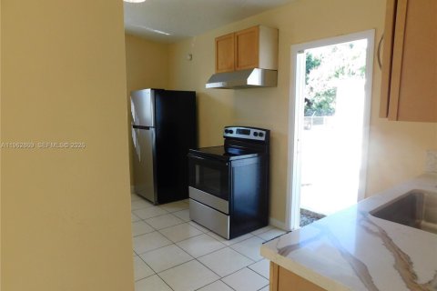 Villa ou maison à louer à Miami, Floride: 3 chambres, 101.17 m2 № 2023936 - photo 12