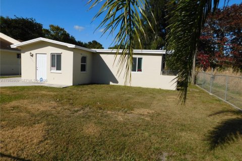 Villa ou maison à louer à Miami, Floride: 3 chambres, 101.17 m2 № 2023936 - photo 2