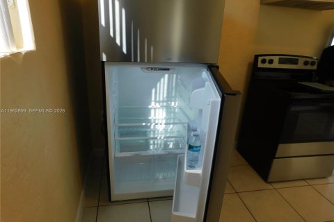 Villa ou maison à louer à Miami, Floride: 3 chambres, 101.17 m2 № 2023936 - photo 11