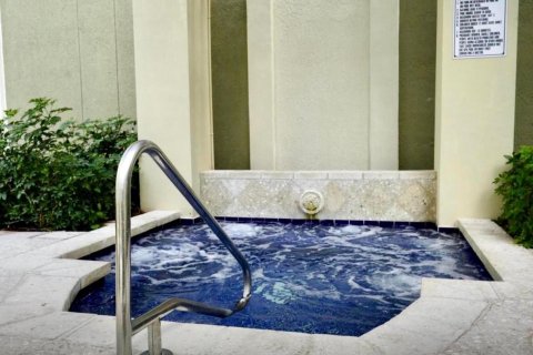 Copropriété à louer à Lantana, Floride: 2 chambres, 117.52 m2 № 1208750 - photo 1