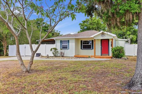 House in Saint Petersburg, Florida 3 bedrooms, 136.19 sq.m. № 2109936 - photo 4