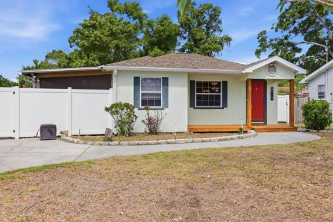House in Saint Petersburg, Florida 3 bedrooms, 136.19 sq.m. № 2109936 - photo 2