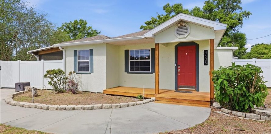House in Saint Petersburg, Florida 3 bedrooms, 136.19 sq.m. № 2109936