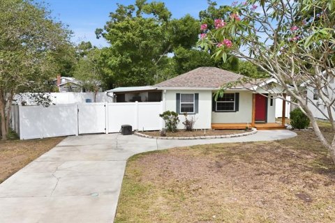 House in Saint Petersburg, Florida 3 bedrooms, 136.19 sq.m. № 2109936 - photo 3