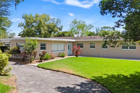 House in Fern Park, Florida 4 bedrooms, 189.52 sq.m. № 1681062 - photo 1