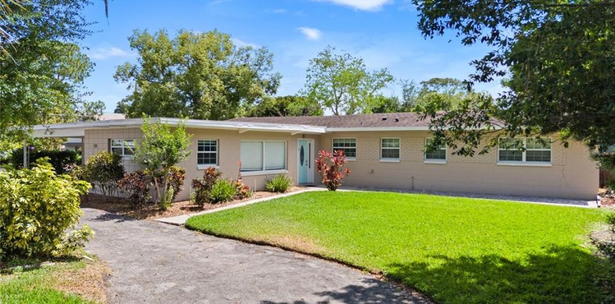 House in Fern Park, Florida 4 bedrooms, 189.52 sq.m. № 1681062