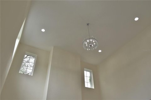 House in Saint Petersburg, Florida 5 bedrooms, 239.22 sq.m. № 2229185 - photo 5