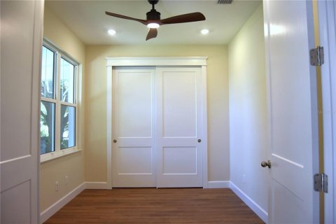 House in Saint Petersburg, Florida 5 bedrooms, 239.22 sq.m. № 2229185 - photo 12