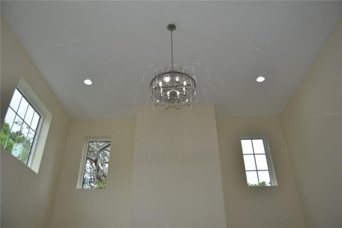 House in Saint Petersburg, Florida 5 bedrooms, 239.22 sq.m. № 2229185 - photo 7