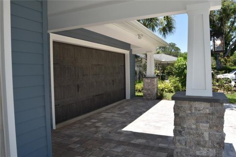 House in Saint Petersburg, Florida 5 bedrooms, 239.22 sq.m. № 2229185 - photo 9