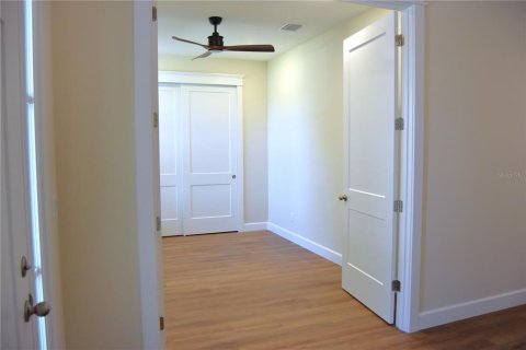 House in Saint Petersburg, Florida 5 bedrooms, 239.22 sq.m. № 2229185 - photo 14