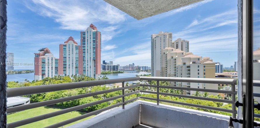 Кондоминиум с 2 спальнями в Авентура, Флорида № 1957730