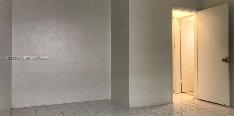 Appartement à North Miami Beach, Floride 1 chambre № 1976915