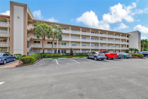 Condo in Coconut Creek, Florida, 2 bedrooms  № 2061389 - photo 23