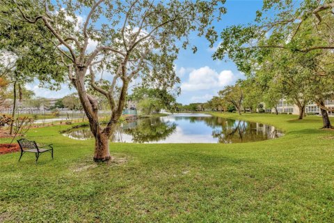 Condo in Coconut Creek, Florida, 2 bedrooms  № 2061389 - photo 22