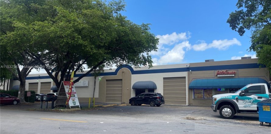 Commercial property in Hialeah, Florida № 1874712