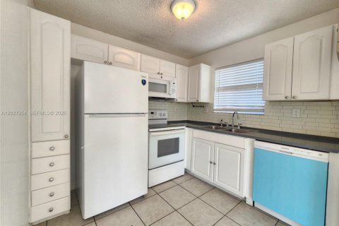 Touwnhouse à louer à Cutler Bay, Floride: 2 chambres, 102.19 m2 № 2078588 - photo 5