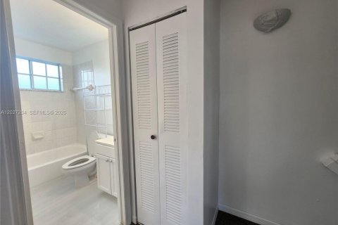 Touwnhouse à louer à Cutler Bay, Floride: 2 chambres, 102.19 m2 № 2078588 - photo 18